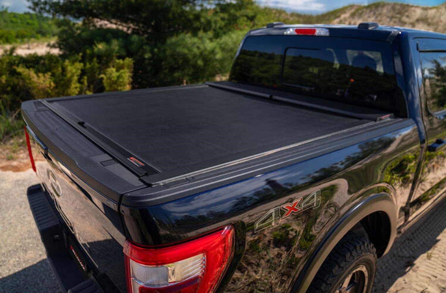 LG845M M-Series Locking Retractable Truck Bed Cover for Select Nissan Frontier [5 ft. Bed]